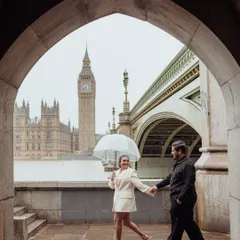 A classic London romance, complete with a little rain. We framed this shot through a stone archway, using the iconic Big Ben as a backdrop to create a timeless portrait that feels like a scene from a movie.