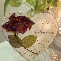 Forever beauty captured in resin. This heart-shaped plaque preserves a single red rose, complete with a personalized message, making it a perfect romantic gift.