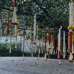 For this outdoor venue, we created a magical atmosphere by hanging floral garlands from the branches of a large tree. This simple but effective decoration transforms a natural space into a festive one.