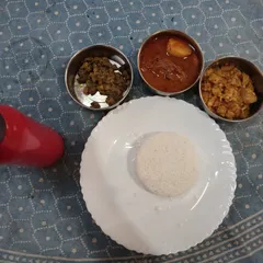 This is a look at my homestyle non-vegetarian lunch parcel. Prepared with less oil and fresh ingredients, it typically includes rice, a flavorful fish or chicken curry, and two vegetable side dishes, just like a comforting meal at home.