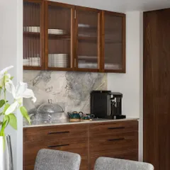 The pantry and coffee station in the West Coast Residence, seamlessly integrated next to the dining area. The design ensures that everything is close at hand for easy entertaining.