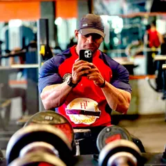 Gym selfie. Apni progress ko document karna ek achhi aadat hai.