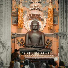 The magnificent statue of Bade Baba at Kundalpur. This is where my journey began, and his blessings are what I carry with me everywhere.