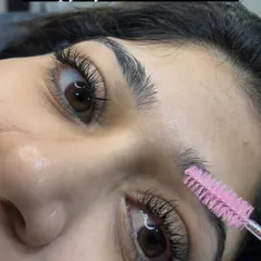 I am obsessed with this wispy, doll-eye effect. By mixing different lengths, we create a textured, fluttery look that’s super trendy right now. It’s dramatic but still feels light and pretty.