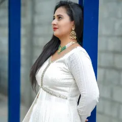 Another graceful pose from actress Amulya in her birthday outfit. The side profile shows the beautiful fall of the chikankari fabric and the delicate embroidery.