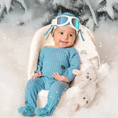 I brought a snowy winter scene to life in my studio for this adorable baby boy. Complete with a cozy outfit and pilot goggles, this themed shoot shows how we can create any atmosphere you can dream of.