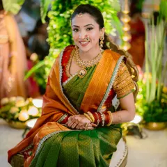 A classic Maharashtrian bride, radiant and full of joy. I created a fresh, glowing base that looks like second skin, paired with defined eyes and a traditional bindi. This look is all about celebrating heritage with a touch of modern finesse.