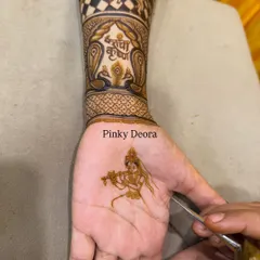 This design combines faith and beauty, with a delicate figure of Meera Bai on the palm and a Shreenathji motif on the wrist. In my classes, you learn how to blend different elements to create a cohesive and meaningful story.