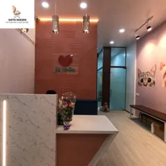 For this pet boutique, the goal was to create a warm and welcoming reception that felt both modern and playful. The design combines a textured feature wall, sleek lighting, and a marble-finish counter to establish a professional yet friendly brand identity.