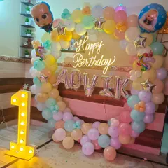 First birthday ke liye Boss Baby theme decoration. Ismein humne pastel color ke balloons, Boss Baby ke foil balloons, '1' number ka light letter, aur custom naam ke liye silver foil letters lagaye hain.
