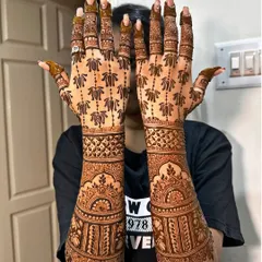This design focuses on the beauty of the lotus, with patterns flowing from the palm all the way up the fingers. It's a modern take on traditional bridal mehndi, perfect for the contemporary bride.