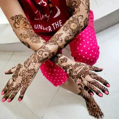 Here is the same beautiful design in color. The henna has a lovely brown tone as it dries, and you can see how the design complements her hands without being completely full.