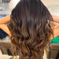 The ultimate quiet luxury look. This non-bleach balayage features deep chocolate tones with subtle lighter ribbons for a result that is effortlessly chic and grows out flawlessly.