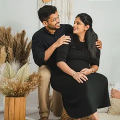 For a cozy and stylish feel, we can create a bohemian-themed studio setup. This maternity session uses natural textures and warm tones to create an intimate and artistic portrait.