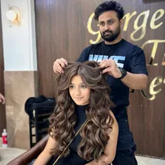 A perfect combination of a global base color with subtle highlights. This technique adds depth and makes the hair appear fuller and more dynamic, finished with voluminous curls.