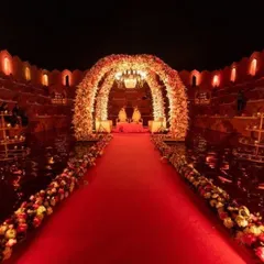 The same royal venue transformed for a night ceremony. With dramatic lighting and the reflection on the water, the entire space takes on a romantic and majestic feel.