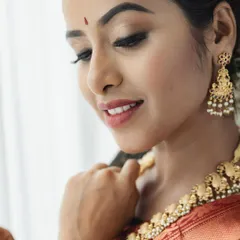 A duplicate of the previous image, emphasizing the clean and precise makeup application required for commercial jewellery shoots.