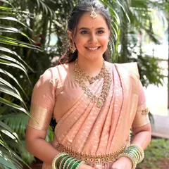 A full-length shot of my royal Maharashtrian bride in a beautiful pink Paithani saree. The makeup is soft and subtle, designed to complement her outfit and traditional jewelry for a stunning, unforgettable look.