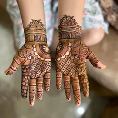 This is a gorgeous, detailed design that's perfect for a close family member or 'sider'. It features beautiful peacock motifs on the palms with full finger coverage and a patterned wristband.