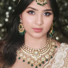 This elegant Pachi Kundan necklace with green bead drops offers a sophisticated look. It’s perfect for brides or bridesmaids who want a classic style that isn't too heavy.