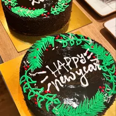 Ringing in the New Year with what I do best: cake! These rich chocolate cakes with festive green wreath icing were a popular choice for New Year's Eve celebrations.