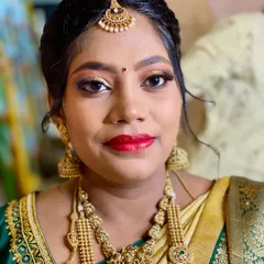 The complete look for this pretty mom-to-be. She looks so happy and beautiful, ready to celebrate her Seemantham.