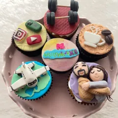 I really enjoy making cupcakes that tell a personal story. This set was for a couple, celebrating their relationship with fondant toppers that represent their shared hobbies and memories, like travel, fitness, and their love for coffee.