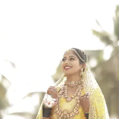 A beautiful bride adorned in heavy, intricate temple jewellery. Renting a full set like this is a smart way to get a grand look for your wedding day.