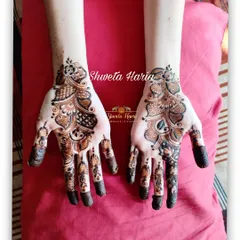 A classic and elegant Arabic-style mehendi. This type of flowing, vine-like pattern is a popular choice for guests who want a beautiful design that is not as dense as full coverage henna.