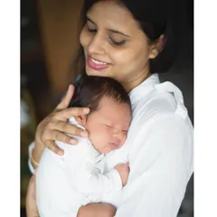 There is nothing more pure than a mother's love for her newborn. For my in-home lifestyle sessions, I focus on capturing the simple, tender moments like this one. The session is always relaxed and centered around the baby's comfort, preserving the memory of those peaceful first weeks at home.