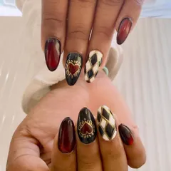 Bring your boldest ideas, and I'll bring them to life. This set is inspired by a Queen of Hearts theme, with detailed, hand-painted checkerboard patterns and heart motifs on almond-shaped extensions.