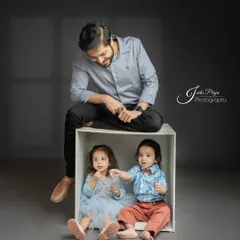 A tender moment between a father and his twin children. I focus on capturing these quiet, heartfelt interactions during family sessions.