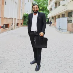 A moment of focus within the court premises. Navigating the justice system requires persistence and a deep understanding of the legal environment, which I bring to every case.