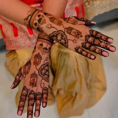 This unique design with lantern motifs is perfect for festivals of light like Diwali or for Eid celebrations. It's a modern and elegant way to get into the festive spirit.