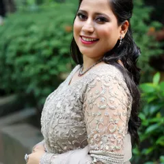 An elegant and soft glam look for an evening event. The makeup features a subtle shimmer on the eyes and a rosy lip, paired with a beautifully embroidered beige outfit.