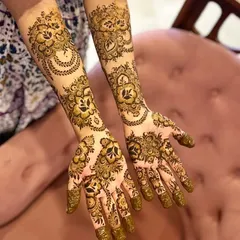A gorgeous, full-coverage floral design for a bridesmaid. This style complements the bride's mehndi while having its own unique beauty.
