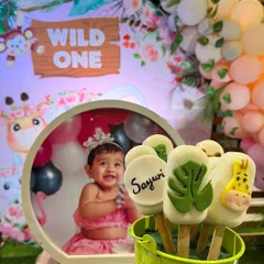 We love seeing our creations as part of the celebration! Here are our personalized jungle cakesicles displayed beautifully next to a photo of the birthday girl, Sayuri.