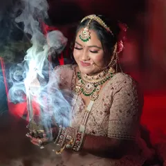 Another shot of this gorgeous bride, showing how the green kundan jewellery set, including the choker and matha patti, beautifully complements her pastel lehenga.