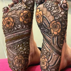 For brides who want complete coverage, I design for the soles of the feet too. This intricate floral and paisley pattern looks so trendy and beautiful, ensuring you are adorned from head to toe.