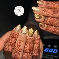 A full view of these gorgeous 3D shell-textured gold chrome nails. This look is perfect for a bride who wants something unique and glamorous to match her wedding attire.