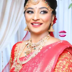 A smiling bride is the best portfolio. This is a classic South Indian bridal look created during one of our student portfolio shoots. You will learn how to master these timeless looks and build your own professional gallery.