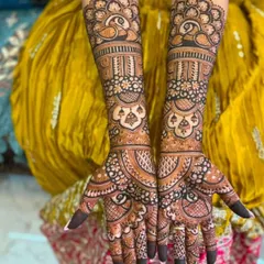 A classic design featuring elegant peacocks on the back of the hands, combined with delicate floral and paisley patterns for a timeless look.