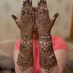 Celebrating a silver jubilee! This intricate grid design was created for a 25th wedding anniversary, proving that mehendi is for every celebration.