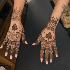 A gorgeous design centered around the lotus motif. The bold lotus on the back of the hand is balanced with intricate patterns on the fingers and wrist.