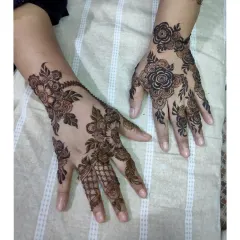 This party henna features bold, spaced-out floral clusters. It's an Arabic-inspired style that provides a modern and uncluttered look.