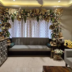 This is how we bring luxury home. For an intimate Roka ceremony, we created this stunning floral arch with golden palms and soft roses, turning the living room into a sophisticated and warm space for a beautiful new beginning.