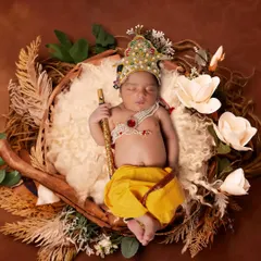 For newborns, I focus on safe, peaceful, and beautiful poses. This 'Little Krishna' theme is a popular request, and I provide all the costumes and props to create this timeless memory.