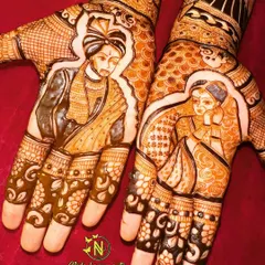 A classic Dulha-Dulhan portrait design, a must-know for any professional bridal artist. We focus on achieving symmetry and capturing the essence of the couple on both palms.