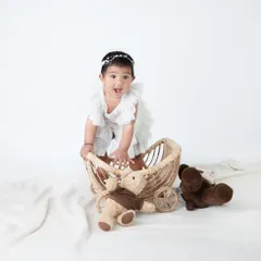 Absolute love for whites. This little one is having fun playing in a simple setup, creating a bright, airy, and joyful portrait.