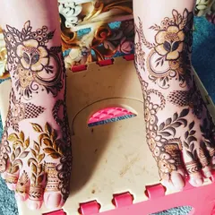 A simple yet beautiful designer pattern for the legs. This floral and leafy design is perfect for a bride who wants an elegant and modern look.